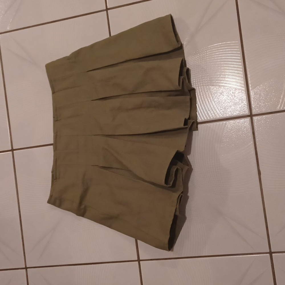 4/$80 Khaki Pleated Skort - Size US6